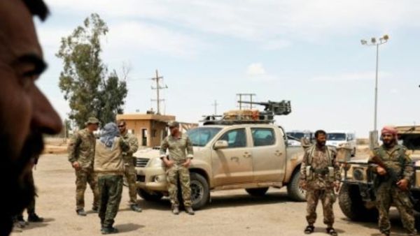 عناصر من قوات سوريا الديموقراطية وجنود اميركيون (يسار) يستعدون لاطلاق هجوم ضد تنظيم الدولة الاسلامية قرب البوكمال في 1 ايار/مايو

