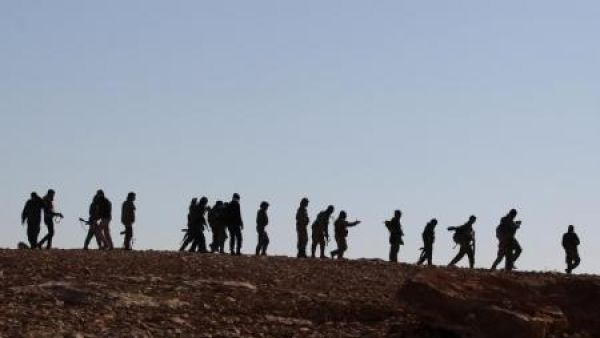 مقاتلون من المعارضة السورية قرب مدينة الباب

