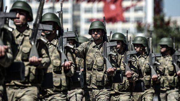 عناصر من الجيش السوري خلال عرض عسكري