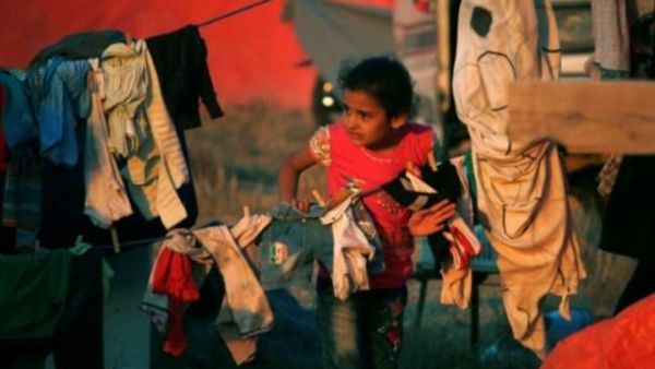 طفلة سورية في مخيم للنازحين في جنوب سوريا قرب معبر نصيب مع الاردن

