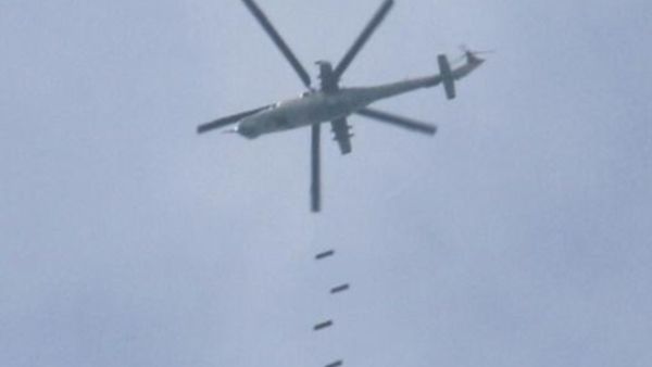 مروحية للجيش السوري تلقي قنابل على منطقة تسيطر عليها المعارضة جنوب مدينة درعا
