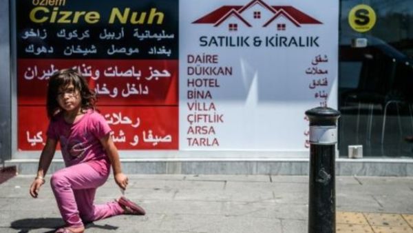 طفلة سورية امام مكتب سفريات في اسطنبول
