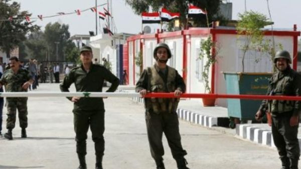 افراد من الجيش السوري يقفون في معبر القنيطرة الحدودي مع مرتفعات الجولان
