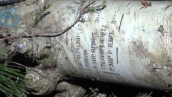 صورة مأخوذة من مقطع فيديو لحطام ما يعتقد انه طائرة حربية سورية بعد تحطمها على الجانب التركي من الحدود مع سوريا يوم السبت

