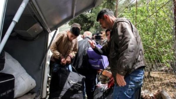 لاجئون سوريون يوضبون حقائبهم مع استعدادهم لمغادرة بلدة شبعا اللبنانية عائدين الى بلادهم 
