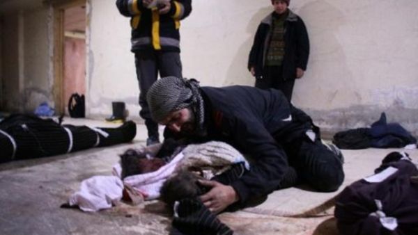 رجل ينتحب فوق جثة ابنته في بلدة مسرابا في الغوطة الشرقية بعد ان قتلت بقصف لقوات النظام 
