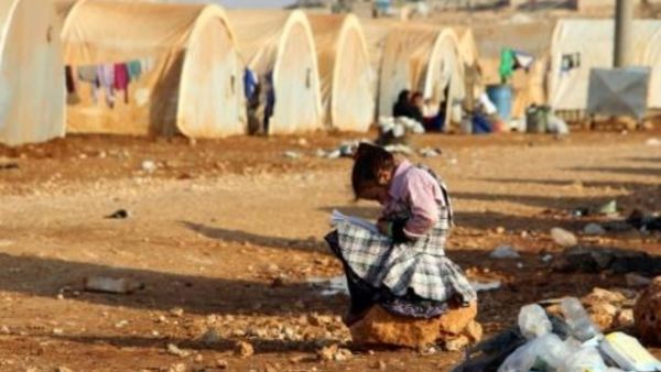 فتاة تجلس خارج خيمة في مخيم الفرات للنازحين من دير الزور شمال بلدة كفر دريان في ريف محافظة ادلب شمال سوريا

