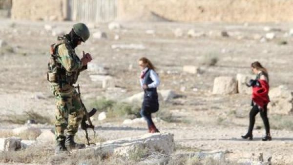 جندي من الجيش السوري يحرس آثار في مدينة تدمر السورية

