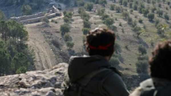 مقاتلون سوريون مدعومون من تركيا بالقرب من الحدود السورية التركية

