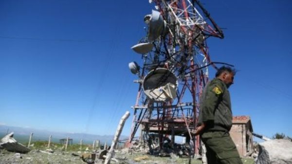 مقاتل من وحدات حماية الشعب الكردية في موقع تعرض لغارة تركية

