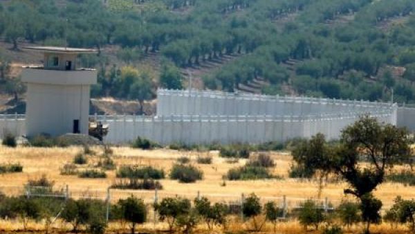 حائط يفصل الحدود التركية السورية قرب إقليم كلس التركي بجنوب شرق البلاد
