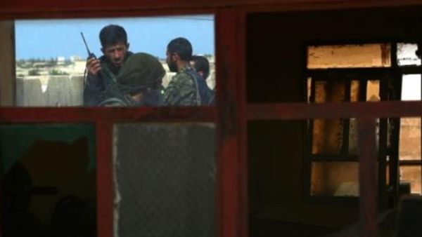 مقاتلون في صفوف قوات سوريا الديموقراطية في الطبقة

