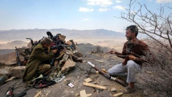 مسلحان من القبائل اليمنية التي تقاتل إلى جانب القوات الحكومية المدعومة من التحالف العربي بقيادة السعودية في تعز ثالث مدن اليمن
