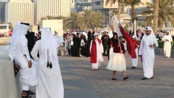 قطريون يستعدون لاستقبال أميرهم بعد عودته من أول رحلة خارجية له منذ بدء الازمة

