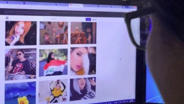 رجل ينظر الى صفحة انستغرام لعارضة الازياء العراقية تاره فارس في الثامن والعشرين من أيلول/سبتمبر 2018 بعد اغتيال الاخيرة في بغداد بأيام

