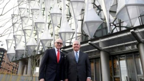 وزير الخارجية الأميركي ريكس تيلرسون والسفير الأميركي إلى بريطانيا وودي جونسون يقفان خارج مقر السفارة الأميركية الجديد في لندن
