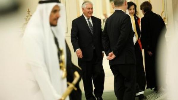 وزير الخارجية الأمريكي ريكس تيلرسون في وسط الصورة ينضم إلى وفد الرئيس الأمريكي دونالد للمشاركة في اجتماع مع العاهل السعودي الملك سلمان في القصر الملكي في الرياض 
