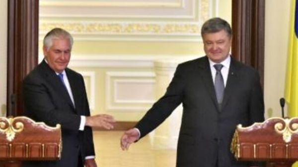 الرئيس الاوكراني بترو بوروشينكو ووزير الخارجية الاميركي ريكس تليرسون 
