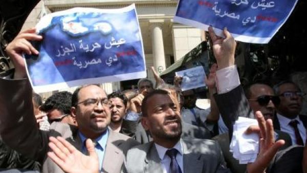 متظاهرون يحتجون ضد اتفاقية ترسيم الحدود البحرية مع السعودية في القاهرة أثناء مناقشة الاتفاقية في البرلمان يوم الثلاثاء
