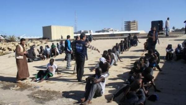 مهاجرون في قاعدة بحرية بعد انقاذهم من قبل خفر السواحل الليبي في طرابلس
