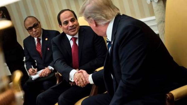 ارشيف/ الرئيسان الاميركي دونالد ترامب (يمين) والمصري عبدالفتاح السيسي