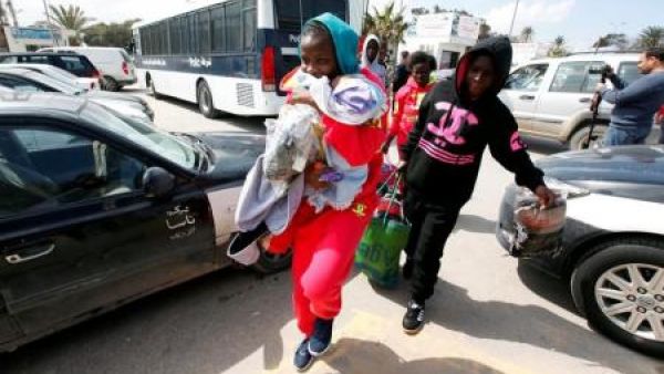 مهاجرون غير شرعيين من دول أفريقية قبل عودتهم طواعية لبلادهم في مطار شرقي طرابلس 
