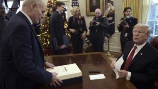 موظفو البيت الأبيض يشتكون من تمزيق ترامب للوثائق
