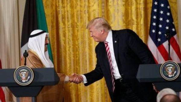 الرئيس الأمريكي دونالد ترامب (إلى اليمين) يصافح أمير الكويت الشيخ صباح الأحمد الجابر الصباح في واشنطن
