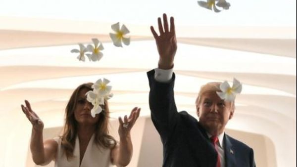 الرئيس الاميركي دونالد ترامب يلقي الزهور مع زوجته ميلانيا 
