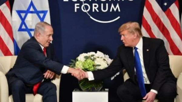 الرئيس الاميركي دونالد ترامب (يمين) مصافحا رئيس الوزراء الاسرائيلي بنيامين نتانياهو خلال لقائهما على هامش منتدى دافوس
