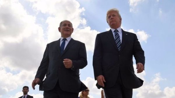 ترامب (يمين) ورئيس الوزراء الاسرائيلي بنيامين نتانياهو
مع رئيس الوزراء الاسرائيلي بنيامين نتانياهو 