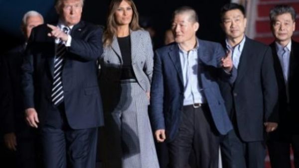 الرئيس ترامب وزوجته ميلانيا (يسار) مع الاميركيين الثلاثة الذين افرج عنهم في كوريا الشمالية، لدى وصولهم قاعدة اندروز في ساعة مبكرة الخميس
