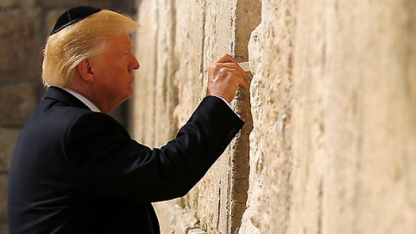 الرئيس الأمريكي دونالد ترامب امام حائط البراق (المبكى)