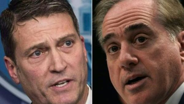 طبيب البيت الابيض ديفيد شولكن (يمين) الذي هينه الرئيس الاميركي دونالد ترامب وزيرا للمحاربين القدامى خلفا للاميرال روني جاكسون (يسار)

