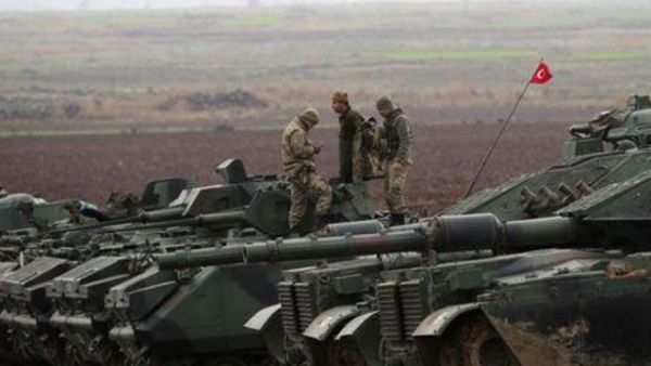 دبابات تركية قرب الحدود مع سوريا
