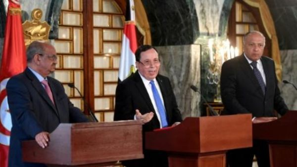 وزير الخارجية التونسي خميس الجهيناوي بين نظيريه المصري سامح شكري (يمين) والجزائري عبد القادر مساهل خلال اجتماعهم في قرطاج في تونس

