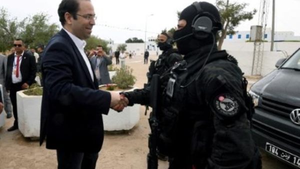 رئيس الحكومة التونسي يوسف الشاهد مصافحا عنصرا من قوة مكافحة الارهاب في جربة

