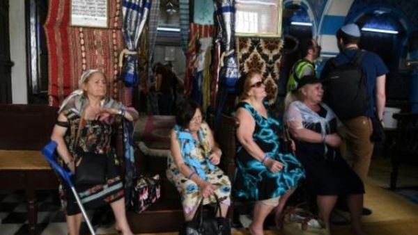 اربع شقيقات فرنسيات-تونسيات يزرن كنيس الغريبة، في جربا

