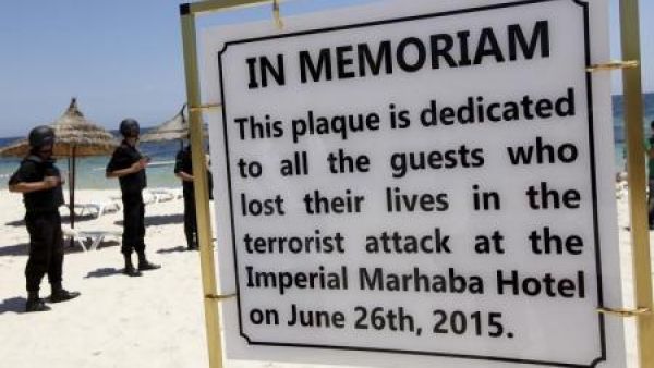 لافتة مكتوب عليها تأبين لذكرى ضحايا الهجوم المسلح على نزل لامبريال بمنتجع سوسة السياحي في سوسة بتونس.
