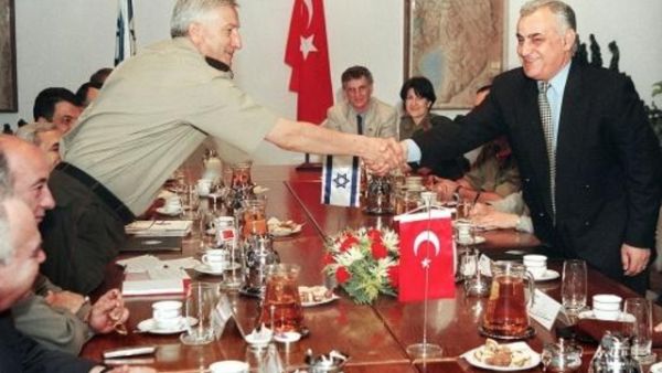 الجنرال شفيق بير خلال لقاء مع وزير الدفاع الاسرائيلي يتسحاق موردخاي في تل ابيب في 26 ايار/مايو 1997

