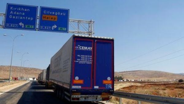 شاحنات تجارية تركية تنتظر دخول سوريا قرب بوابة على الحدود التركية السورية
