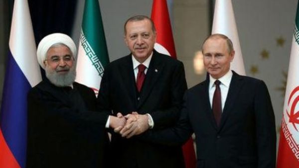 الرئيس الروسي فلاديمير بوتين والرئيس التركي رجب طيب إردوغان والرئيس الإيراني حسن روحاني (من اليمين إلى اليسار) 
