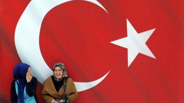 الحكومة التركية تدافع عن مشروعها للسماح بالزيجات الدينية