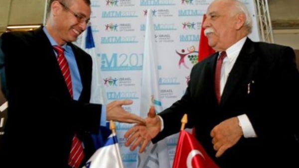 وزير الثقافة والسياحة التركي نابي اوجي (يمين) وزير السياحة الاسرائيلي ياريف ليفين خلال اجتماع في تل ابيب الثلاثاء

