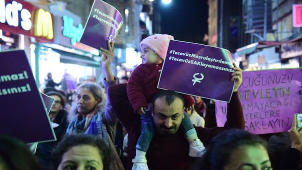تظاهرة بتركيا ضد مشروع قانون يسقط تهمة الاعتداء على قاصر عند الزواج

