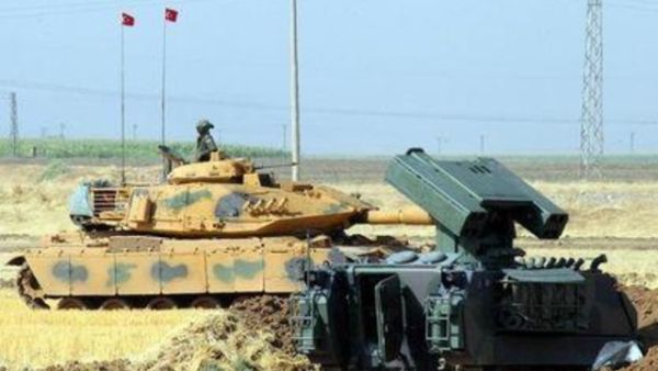قاذفة صواريخ ودبابة تركيتان قرب الحدود مع العراق

