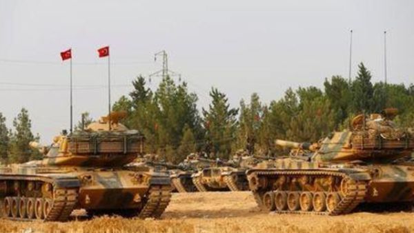 دبابات وافراد للجيش التركي يتمركزون في منطقة قرقميش على الحدود السورية التركية
