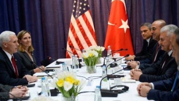 نائب الرئيس الاميركي مايك بنس (يسار) في اجتماع مع رئيس الوزراء التركي بن علي يلديريم في ميونيخ

