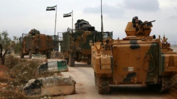 آليات للجيش التركي قرب قرية يازي باغ على بعد حوالى ستة كلم من معبر باب السلامة بين تركيا وسوريا
