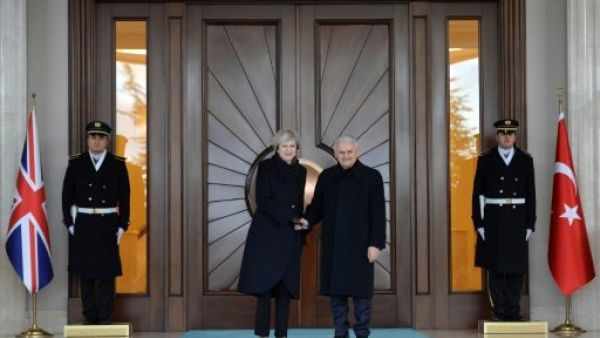 رئيس الوزراء التركي بن علي يلديريم مستقبلا نظيرته البريطانية تيريزا ماي في انقرة

